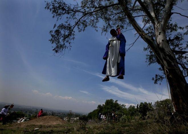 Latin Americans Commemorate the Passion of Christ Throughout the Region